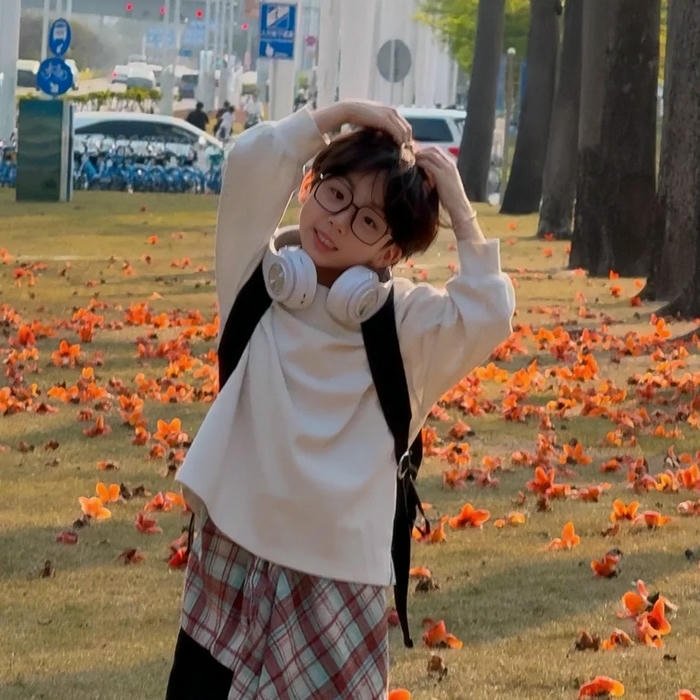 Hình nền em bé đứng giữa vườn cây mùa thu đẹp