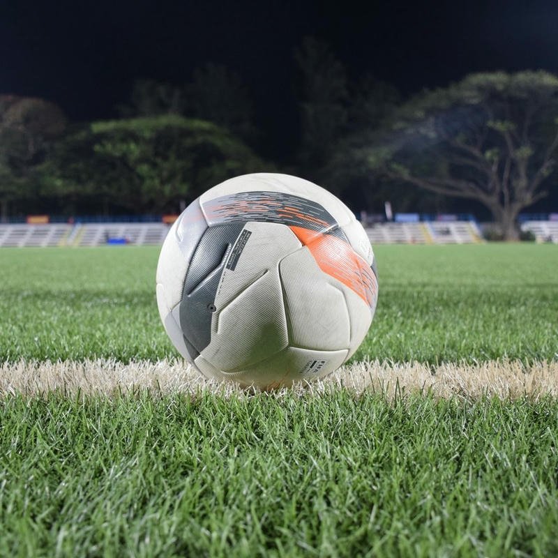 Hình nền trái bóng tròn nằm trên sân cỏ xanh