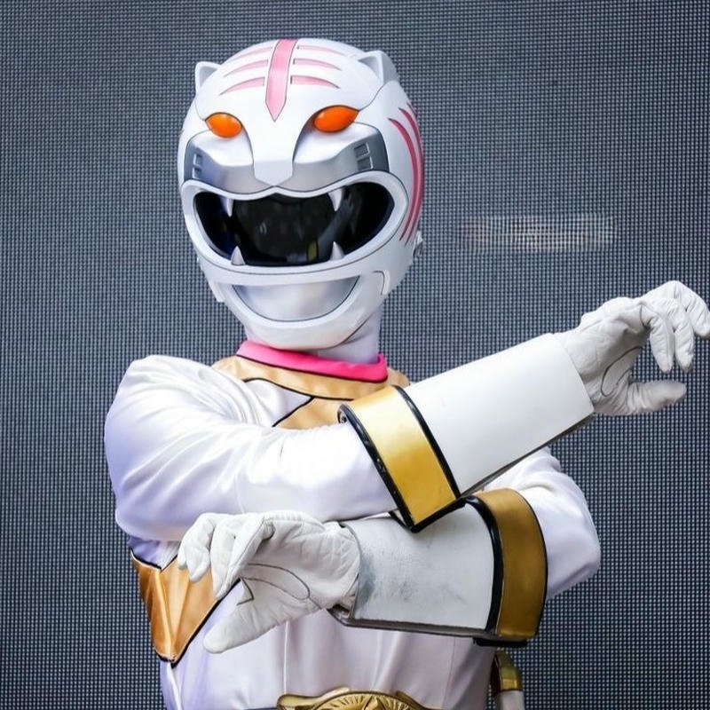 Hình siêu anh hùng trắng móng vuốt hổ dũng mãnh