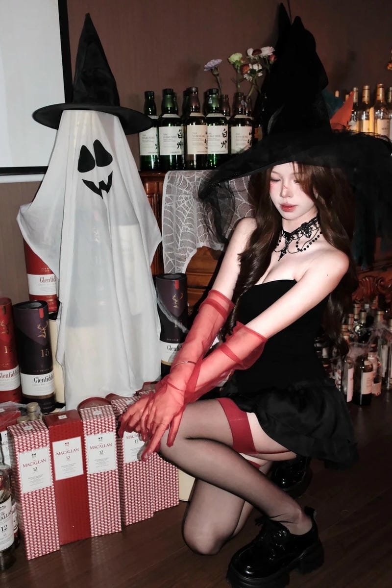 Hồn ma cosplay bay nhẹ giữa bóng tối, mờ ảo