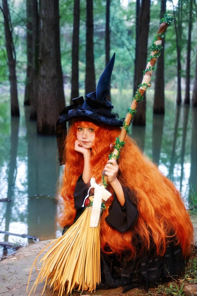 Hồn ma cosplay đứng giữa cánh đồng hoang, bí ẩn