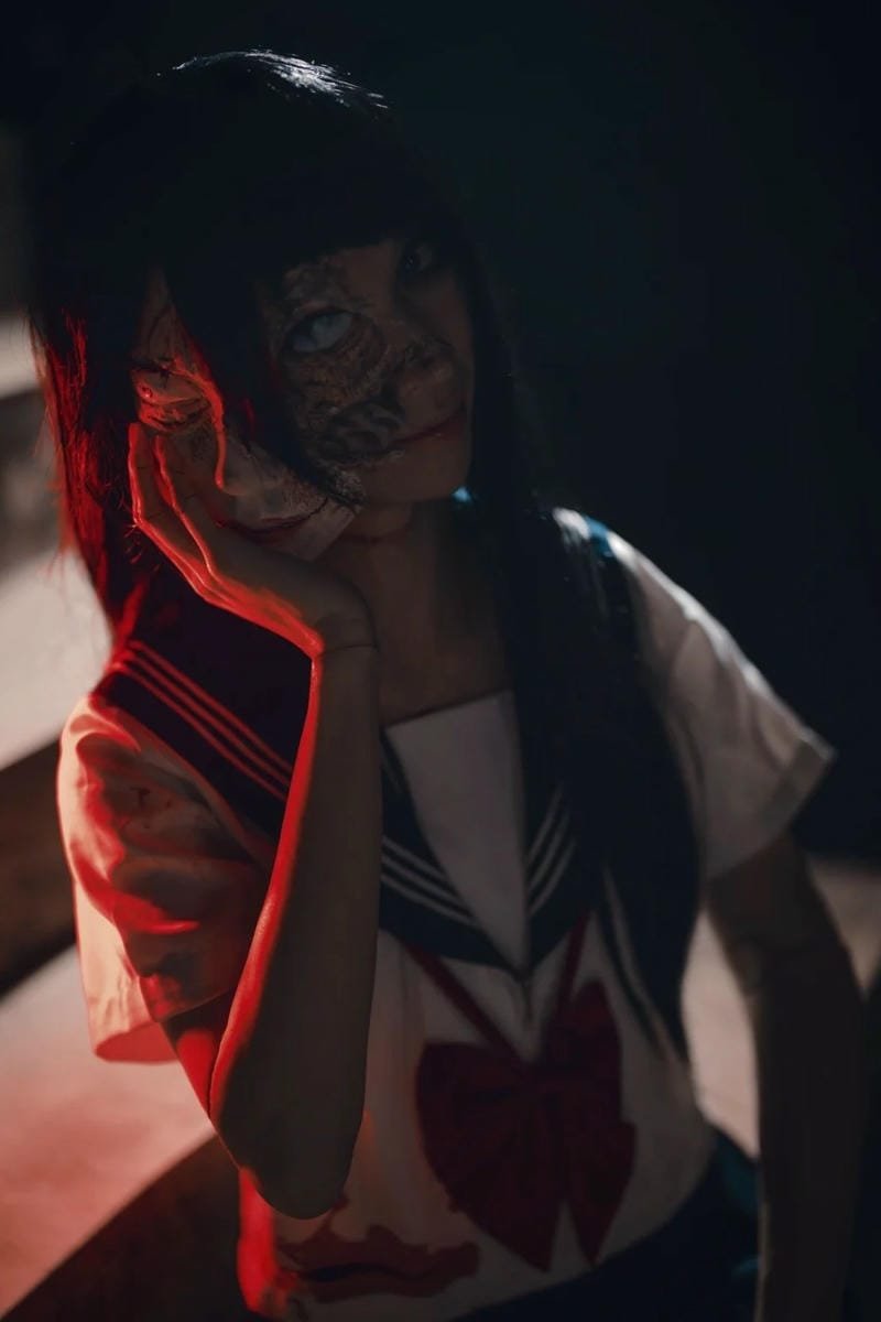 Hồn ma cosplay lặng lẽ bước giữa rừng u ám