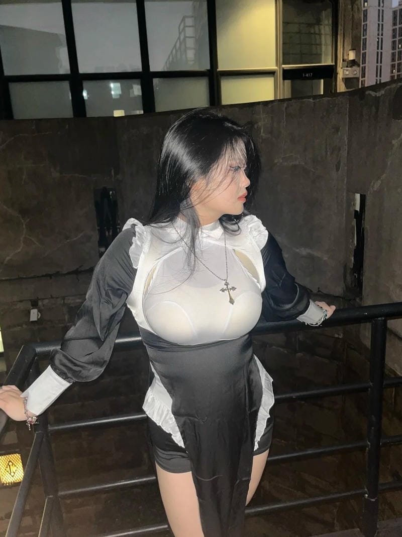 Hồn ma cosplay xuất hiện trong căn phòng tối tăm