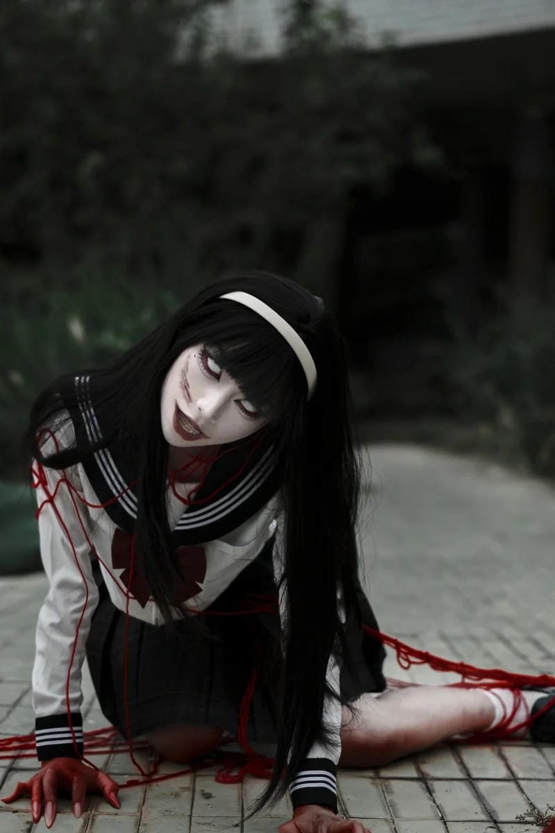 Lạnh lùng, ma nữ cosplay bước đi giữa sương mù