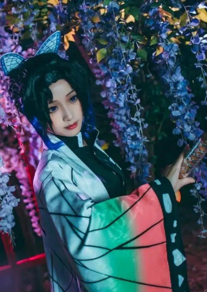 Lạnh lùng và thanh thoát, cosplay Shinobu trên cầu