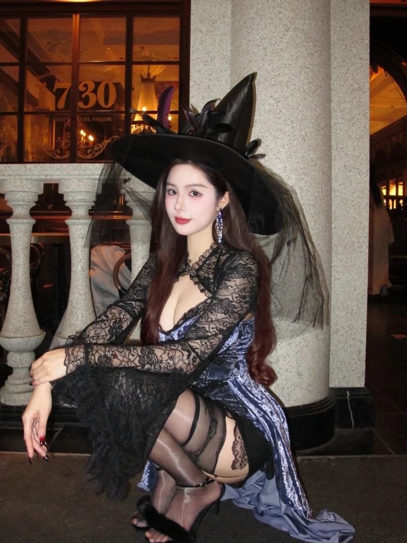 Ma nữ cosplay đứng giữa căn nhà hoang vắng