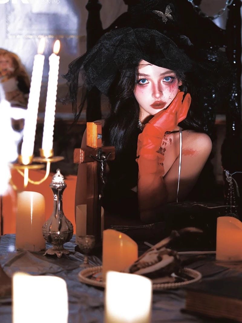 Ma nữ cosplay trong không gian ghê rợn