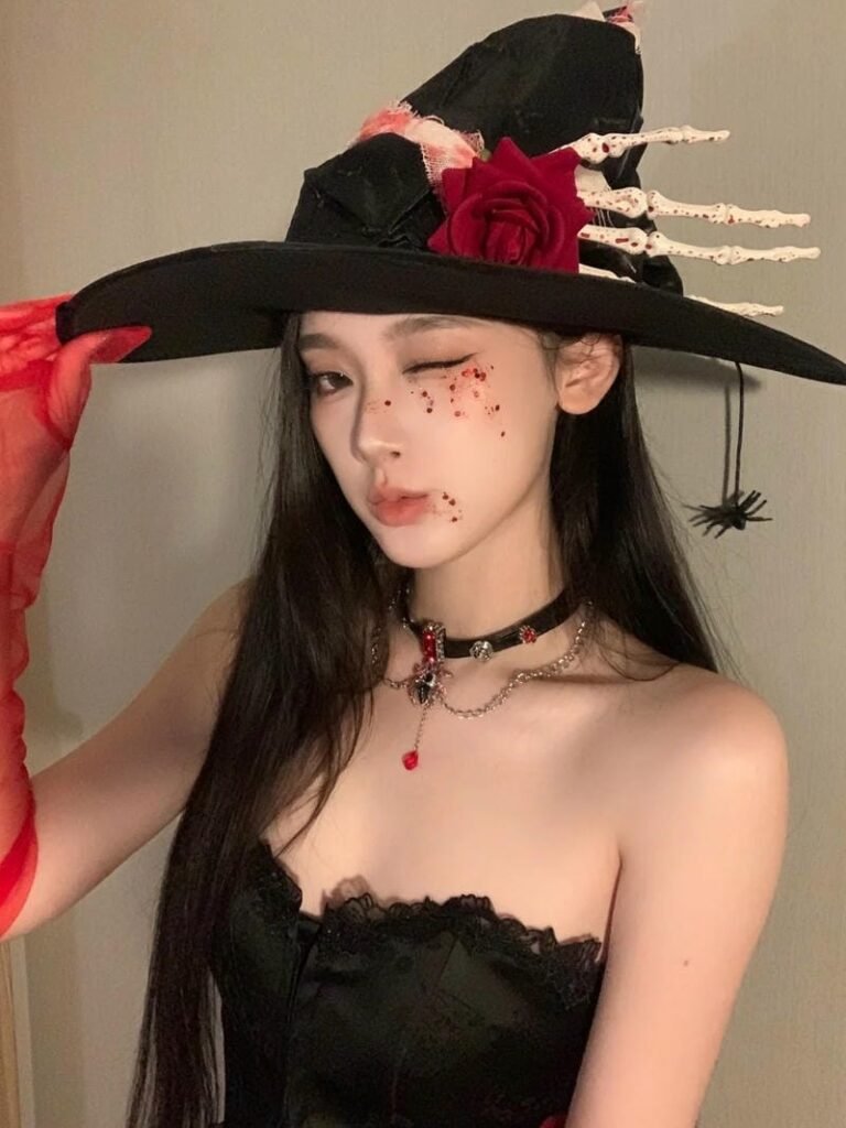 Ma nữ cosplay với nụ cười lạnh lùng dưới trăng