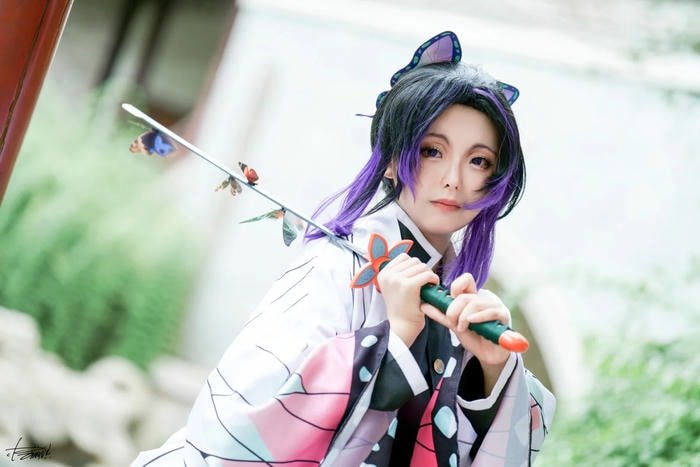 Shinobu cosplay với ánh mắt sắc bén