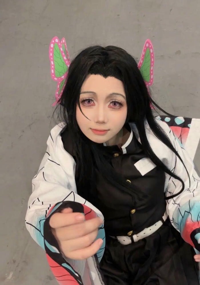 Shinobu cosplay với nụ cười tinh nghịch