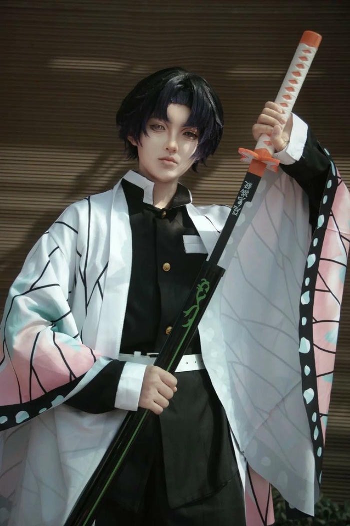 Tinh tế và sắc sảo, cosplay Shinobu không gian thoáng đãng