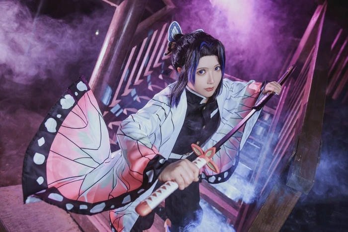 Tỏa sáng và dễ thương, cosplay Shinobu trong rừng hoa
