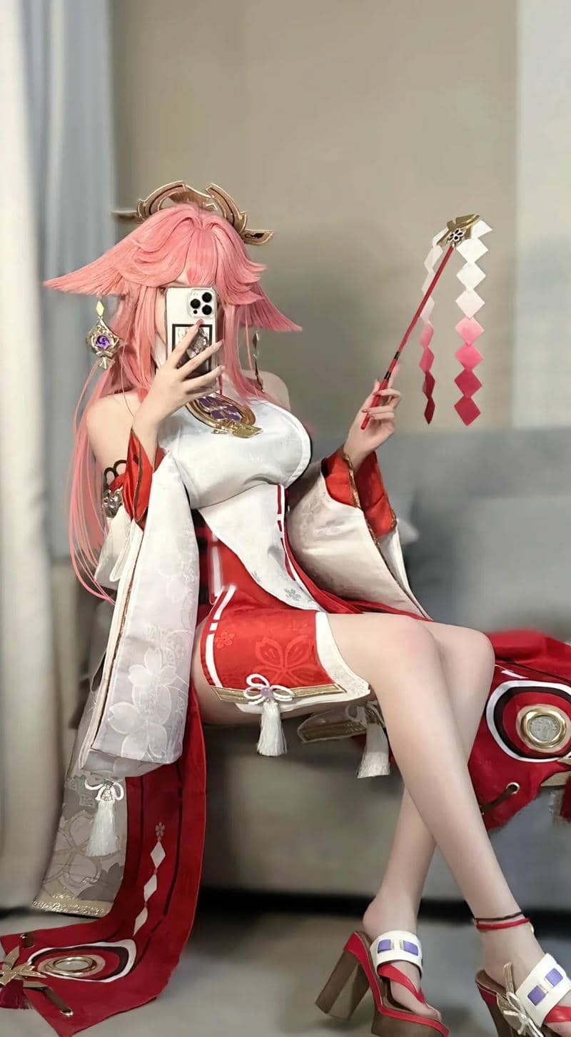 Yae Miko cosplay biểu cảm tự nhiên sinh động