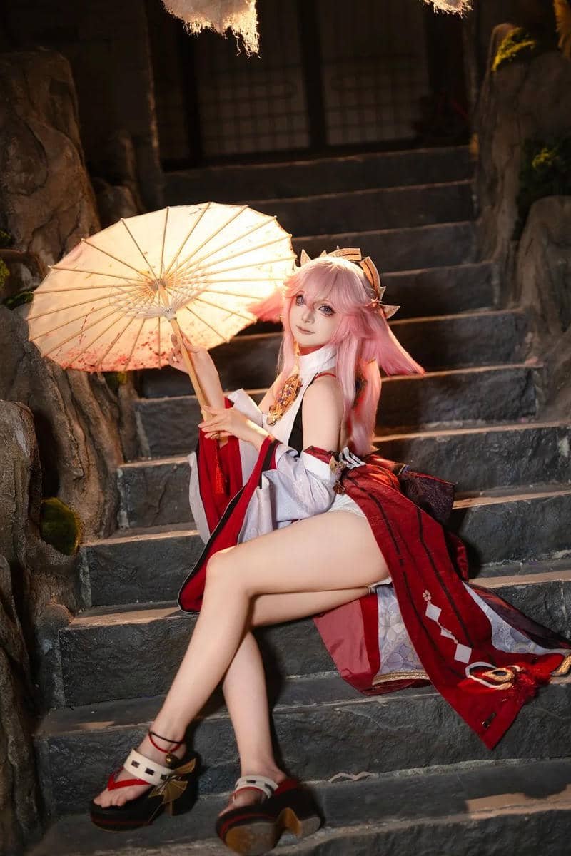 Yae Miko cosplay cận cảnh nét mặt anime
