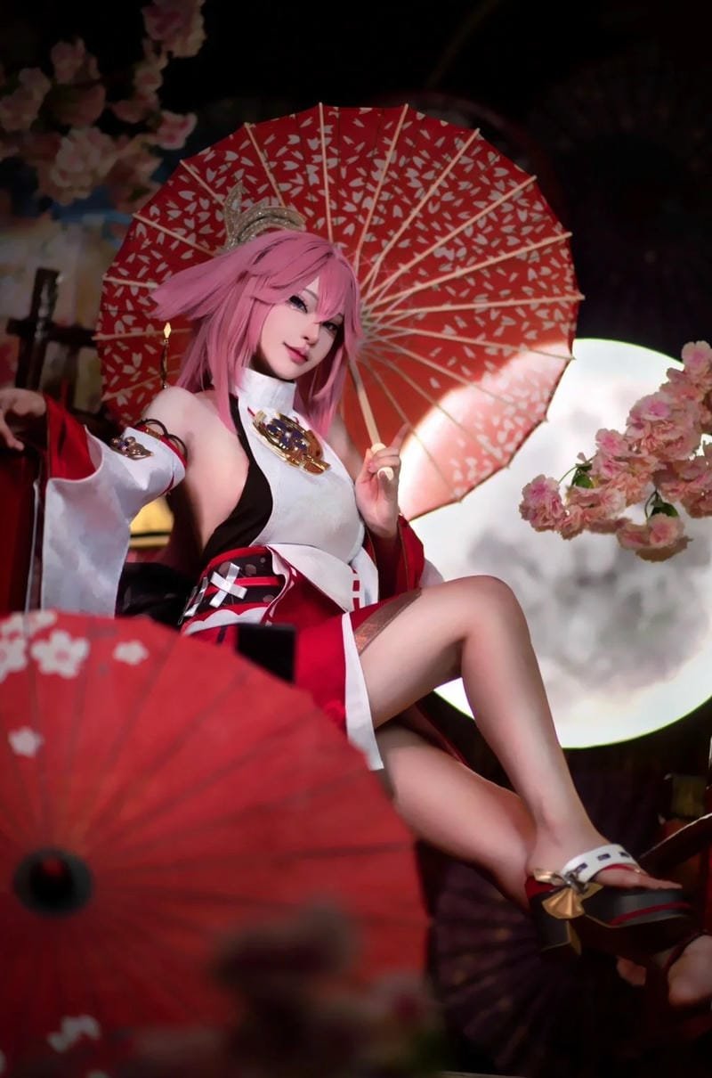Yae Miko cosplay thả dáng giữa cảnh đẹp