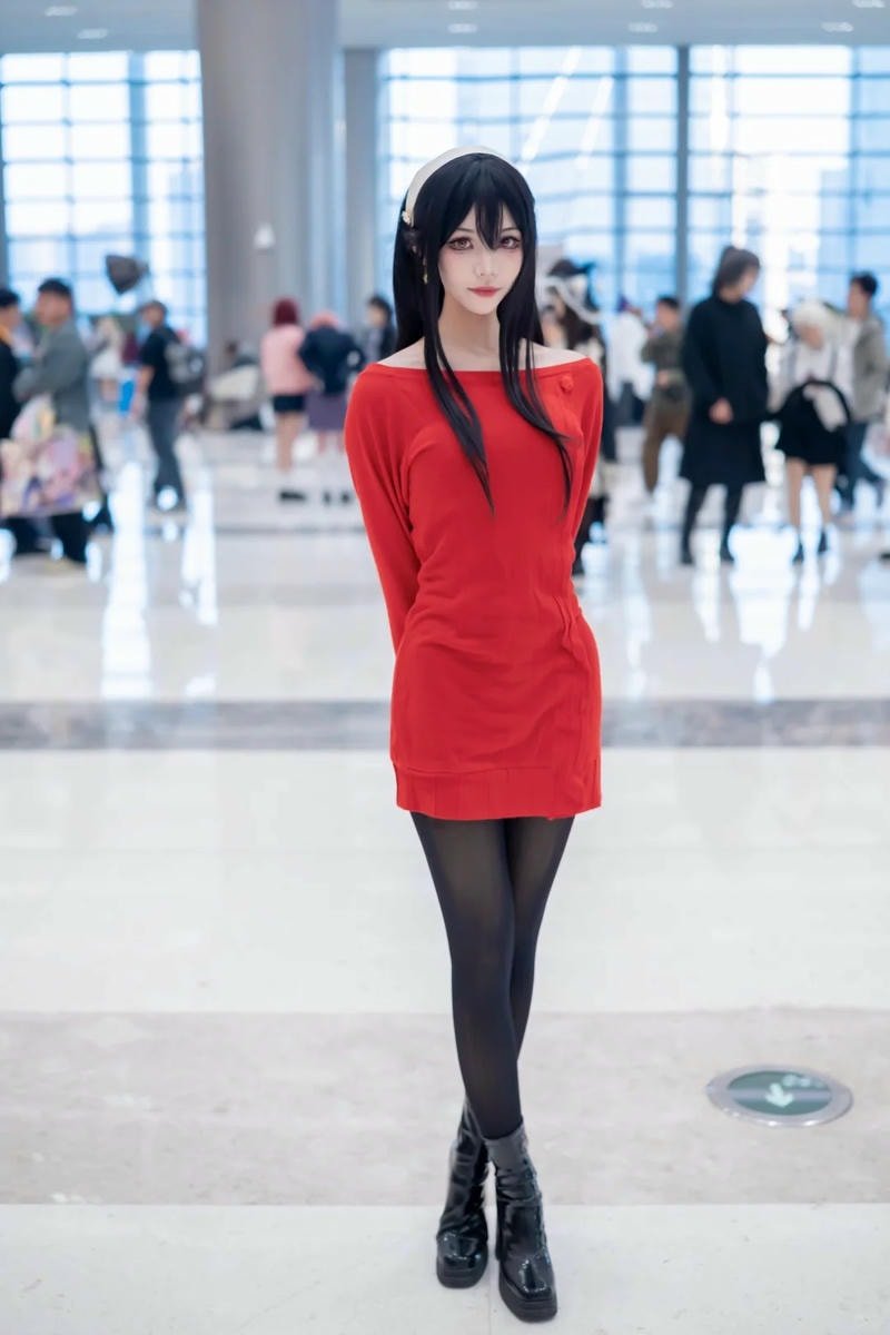 Yor Forger cosplay gây ấn tượng bằng ánh mắt sắc