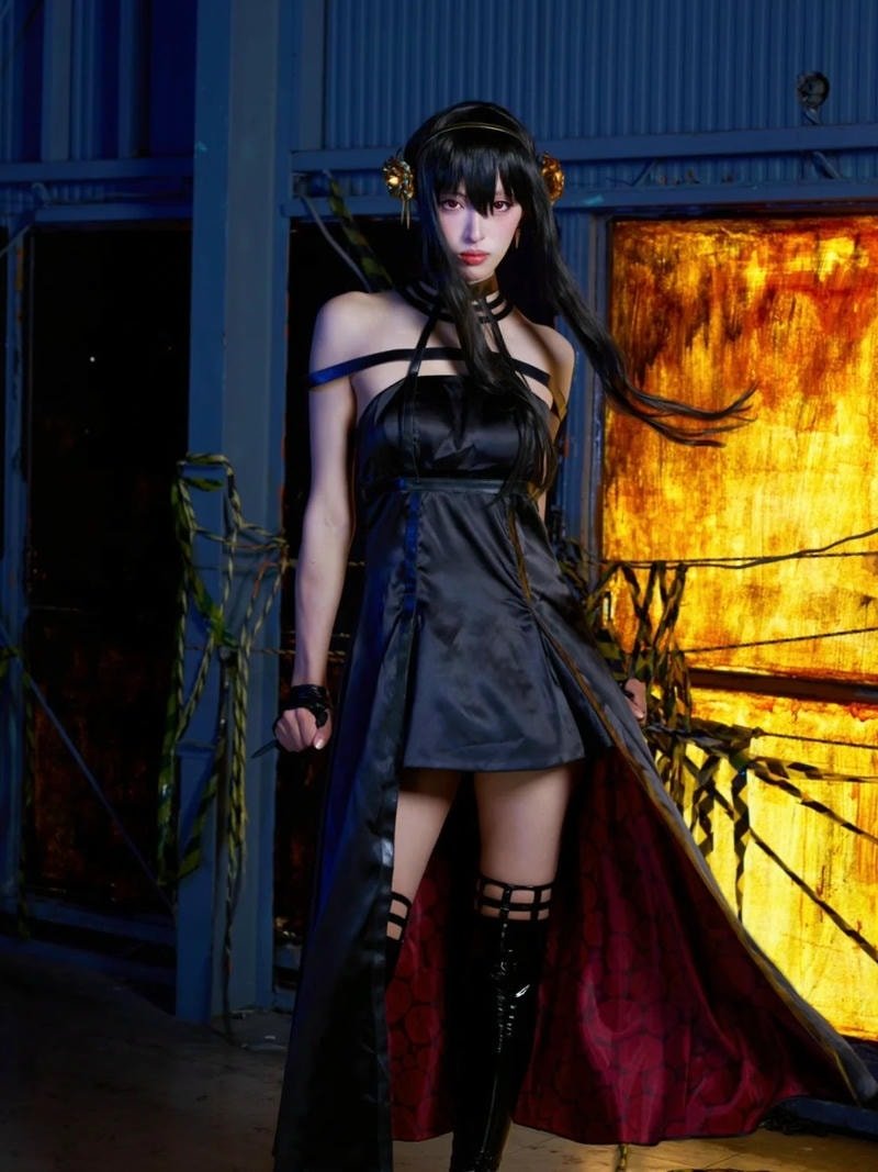 Yor Forger cosplay gây chú ý bởi trang phục đặc trưng