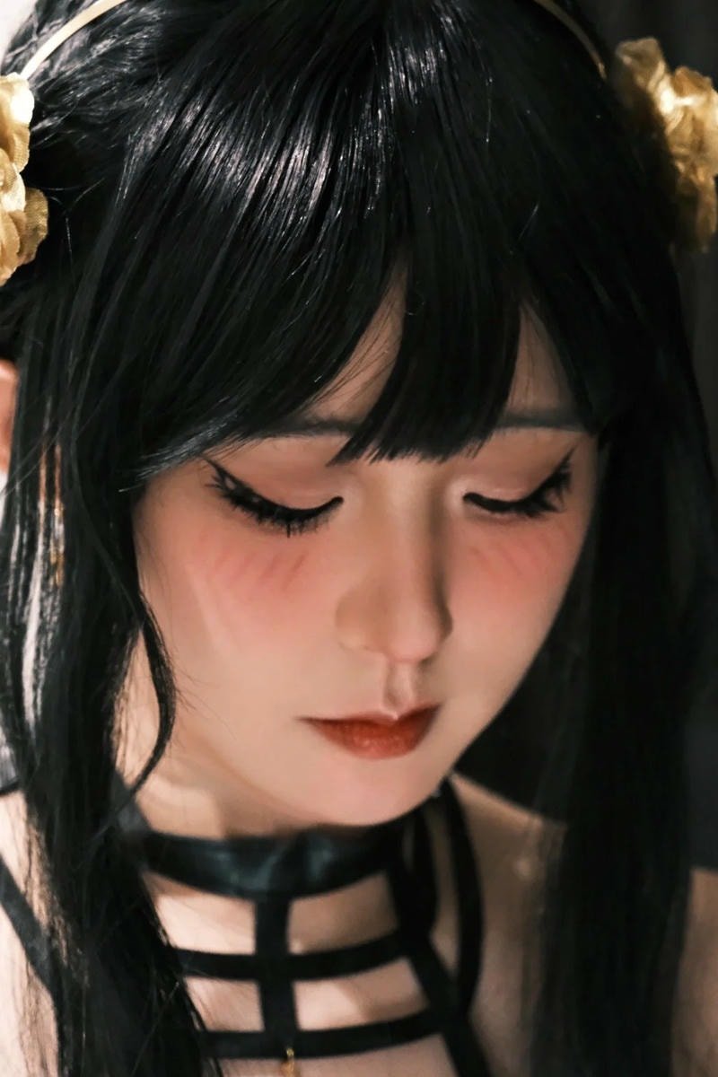 Yor Forger cosplay làm nổi bật nét đẹp lạnh lùng