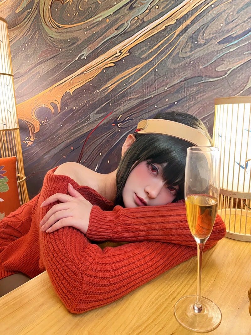 Yor Forger cosplay mang cảm giác nguy hiểm cuốn hút