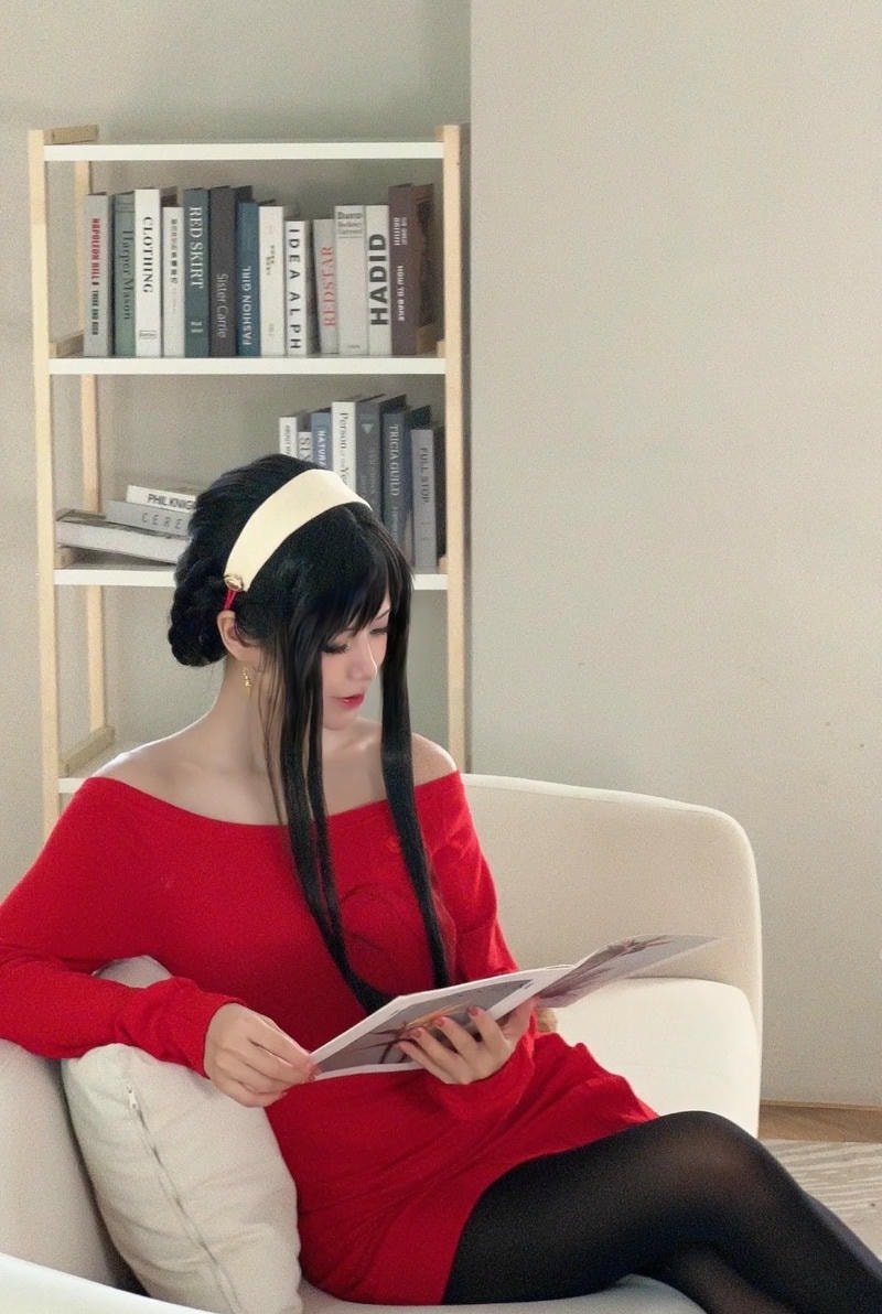 Yor Forger cosplay mang tinh thần Spy x Family