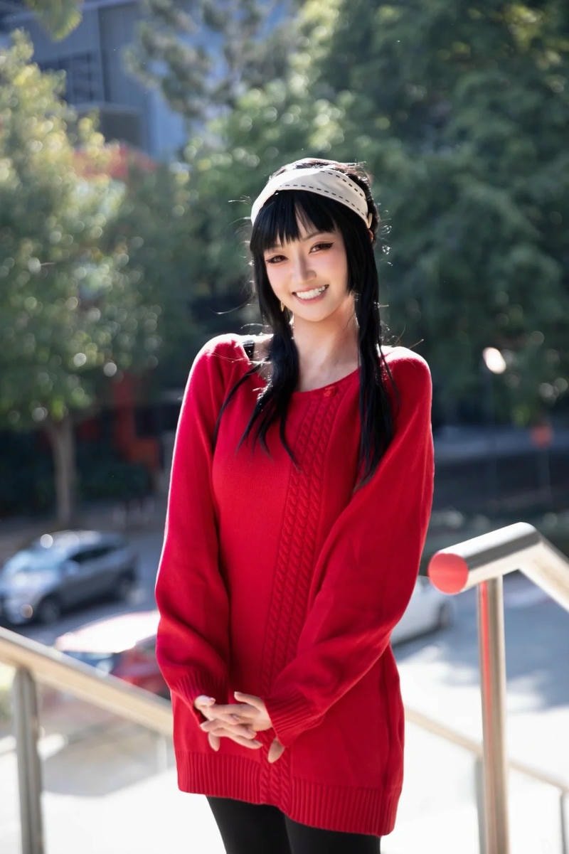 Yor Forger cosplay nổi bật với trang phục đỏ