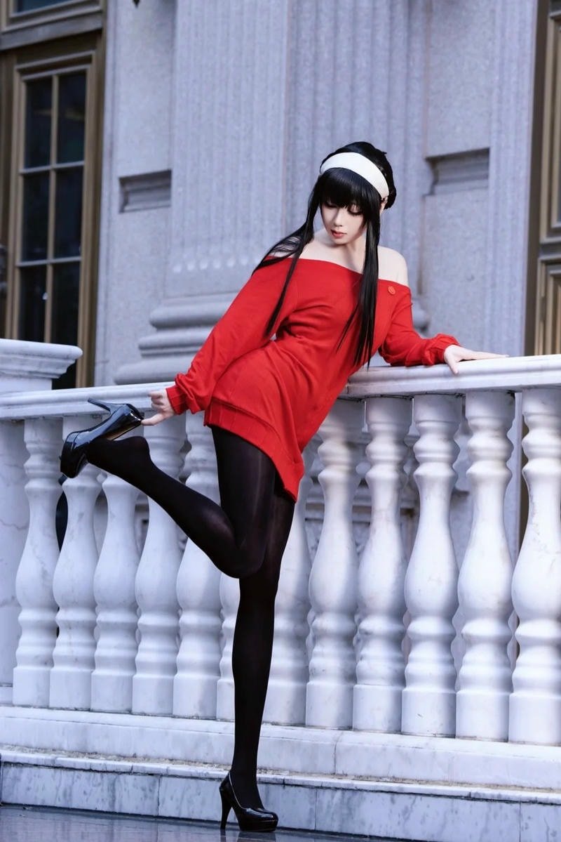 Yor Forger cosplay tạo cảm giác vừa dịu vừa sắc