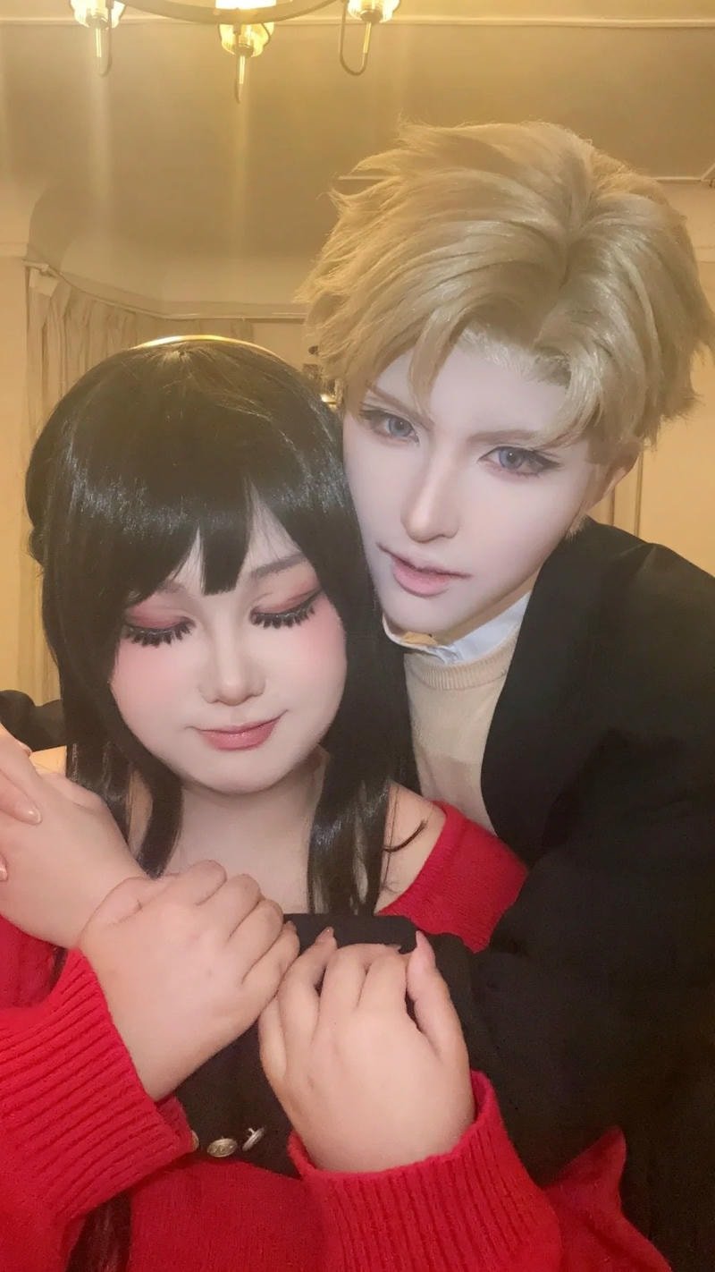 Yor Forger cosplay tập trung vào biểu cảm gương mặt