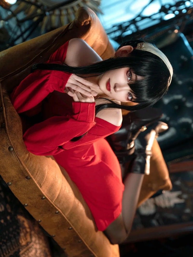 Yor Forger cosplay thể hiện nét bí ẩn rất riêng