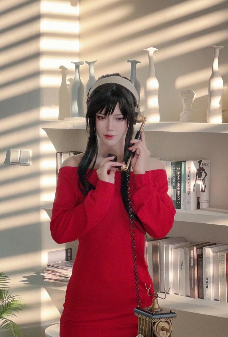 Yor Forger cosplay thể hiện rõ vai trò sát thủ