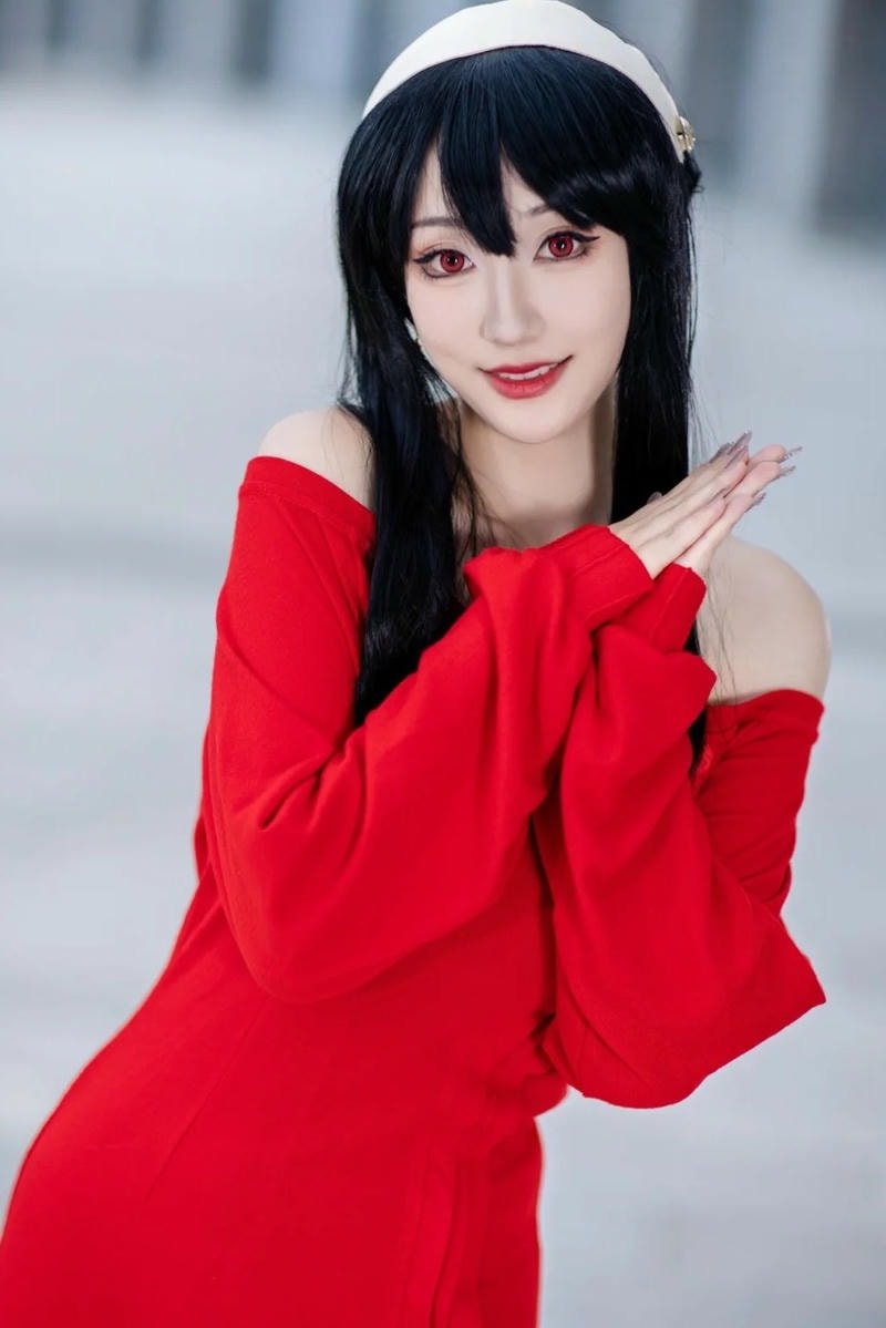 Yor Forger cosplay thể hiện sự mạnh mẽ kín đáo