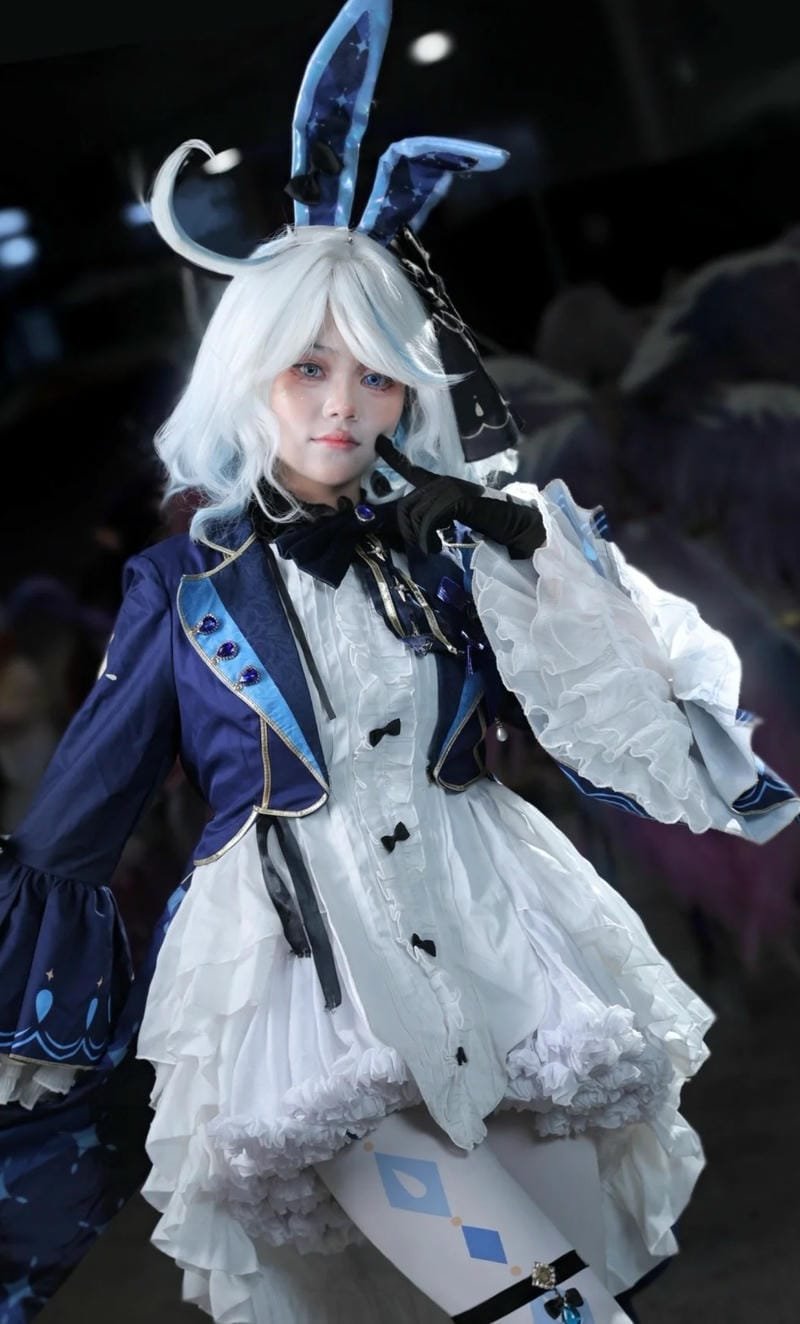 ảnh Furina cosplay tạo dáng đầy thần thái