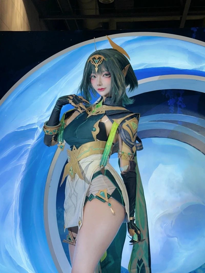 ảnh Furina cosplay với concept sân khấu Fontaine