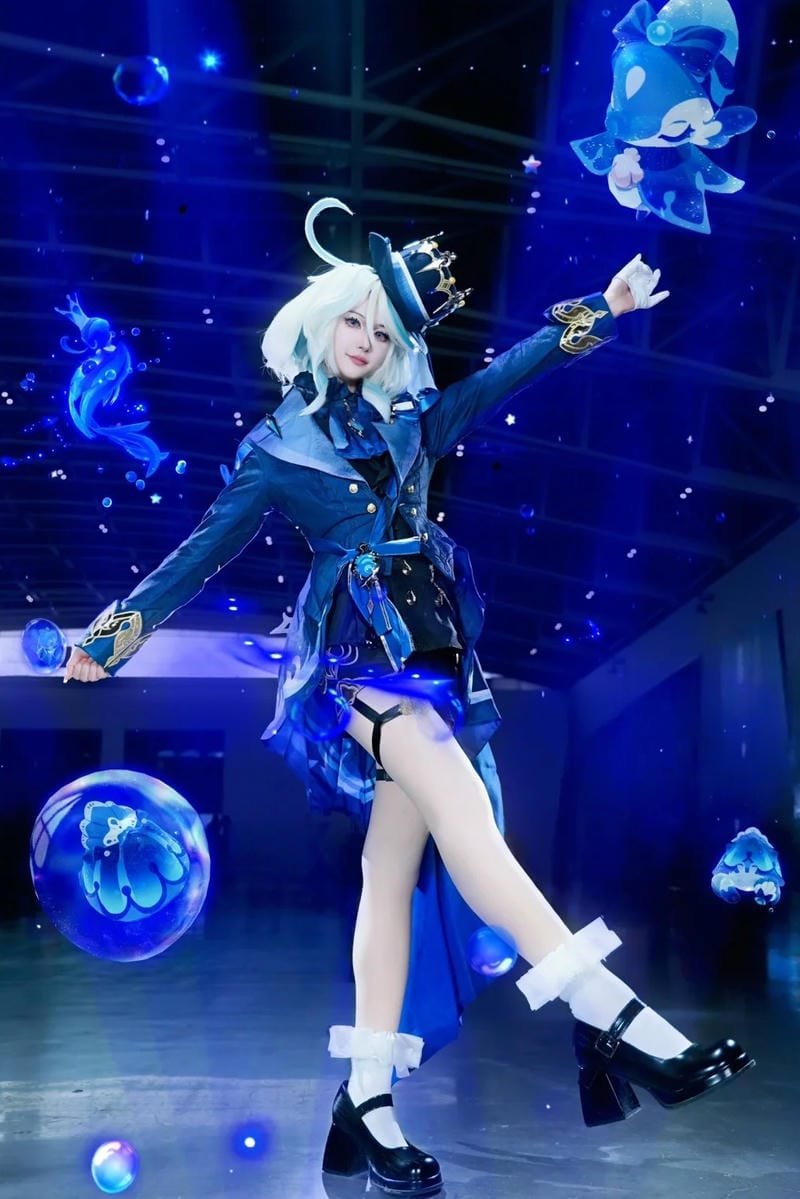 ảnh Furina cosplay với phong thái thanh lịch