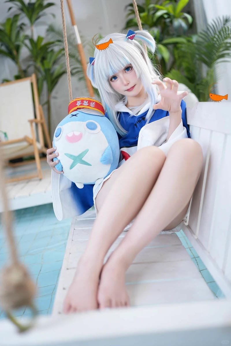 ảnh Gura cosplay mang tone xanh trắng mềm mại
