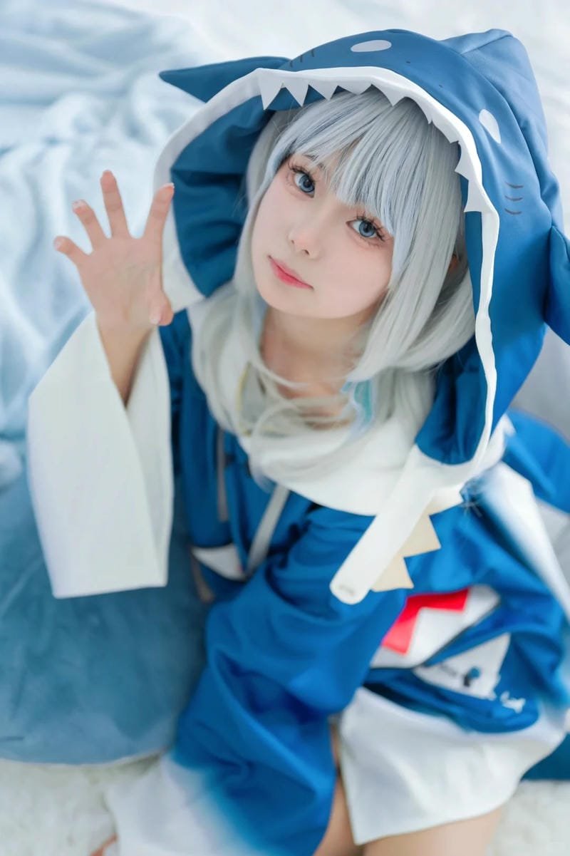 ảnh Gura tạo dáng cute dưới nắng