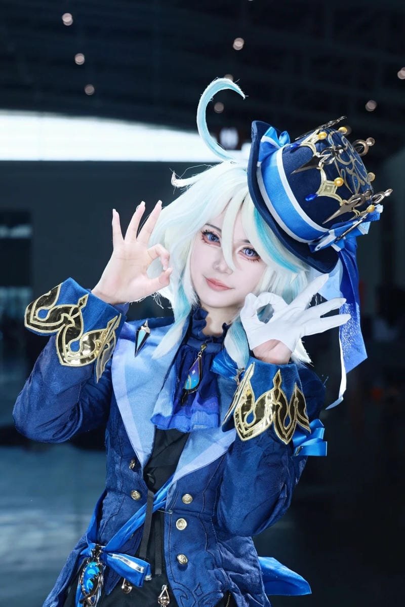 ảnh cosplay Furina dáng đứng đầy tự tin