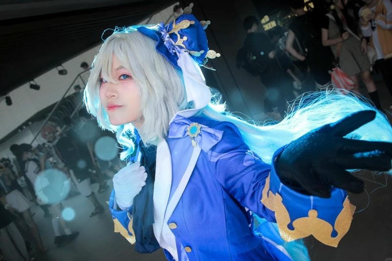 ảnh cosplay Furina phong cách quý phái nhẹ nhàng