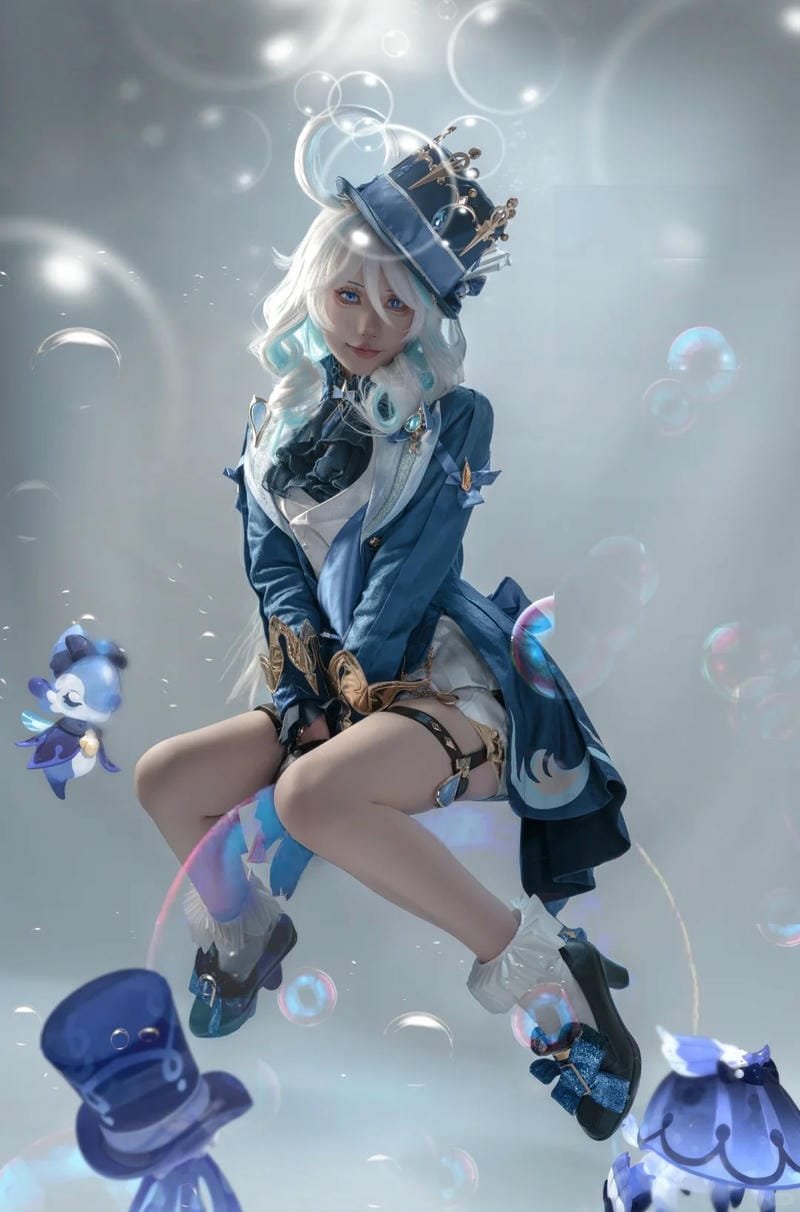 ảnh cosplay Furina tạo dáng phong cách hoàng gia