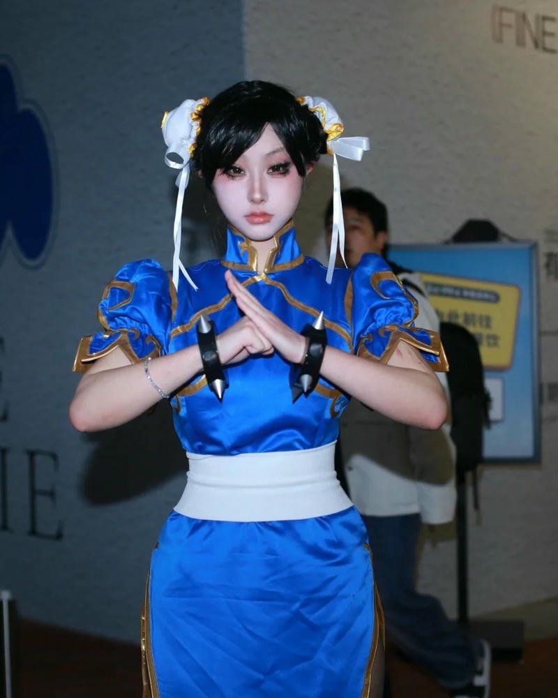 ảnh cosplay chun li đứng thẳng chắp tay trước ngực