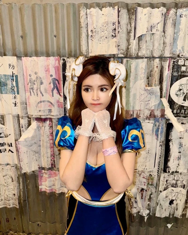 ảnh cosplay chun li đứng trong sự kiện đông người