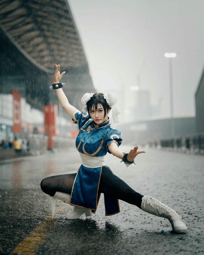 ảnh cosplay chun li ngồi bệt trên vỉa hè ướt mưa