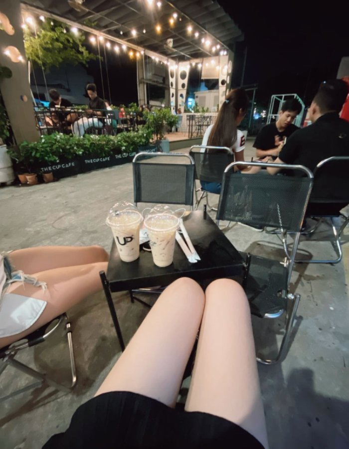 ảnh đùi gái xinh dáng ngồi cực thư giãn