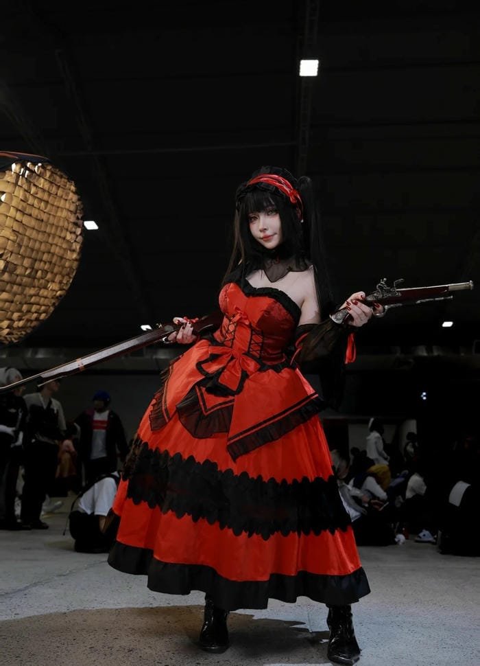 ánh mắt sắc lạnh đặc trưng của cosplay kurumi