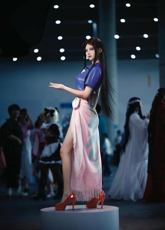 ảnh toàn thân thể hiện chuẩn cosplay robin