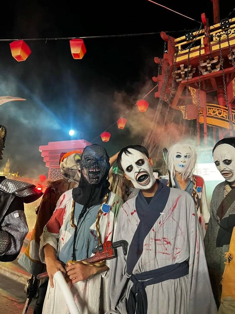 bức ảnh cosplay Halloween ánh sáng u ám huyền bí