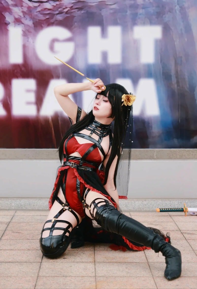 cảm xúc nhân vật thể hiện qua Yor Forger cosplay
