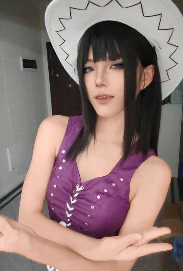 cận cảnh trang điểm và tóc cosplay robin