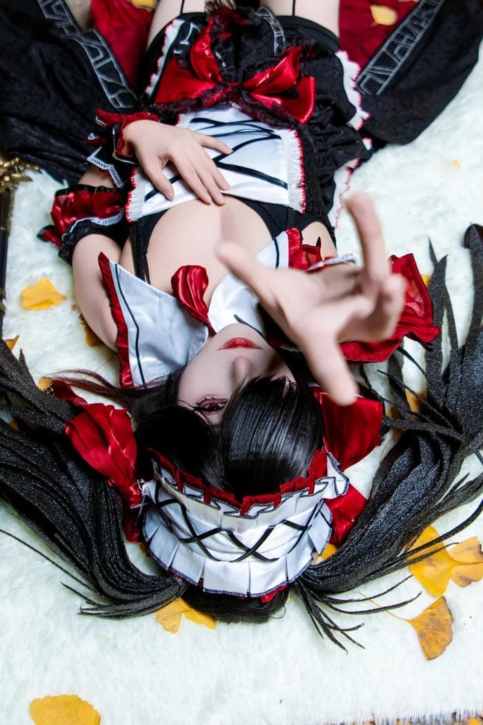 chi tiết đồng hồ làm nổi bật cosplay kurumi