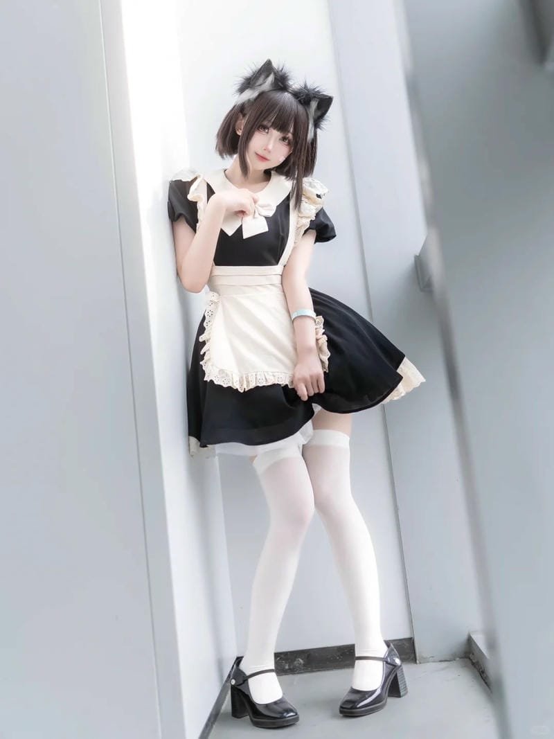 chi tiết ren trắng nổi bật cosplay maid
