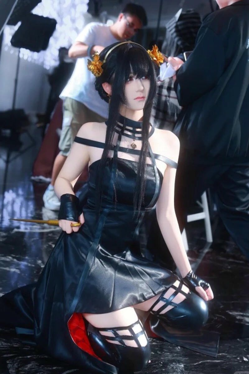 chi tiết trang phục đúng chất Yor Forger cosplay